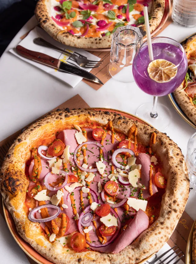 Une pizza et un cocktail