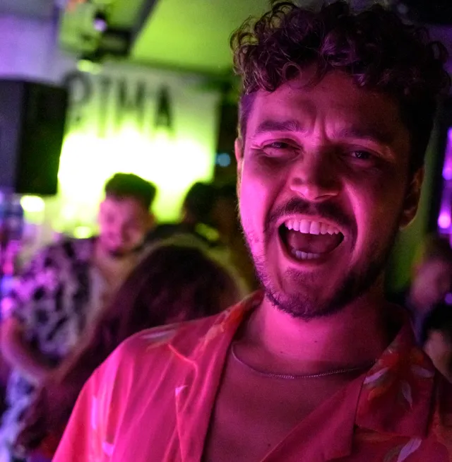 Homme heureux qui chante