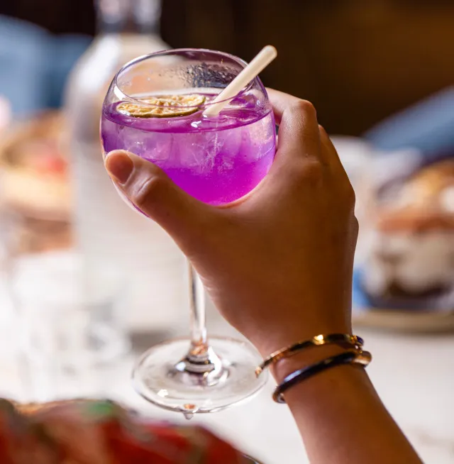 Cocktail tenu dans une main pour trinquer