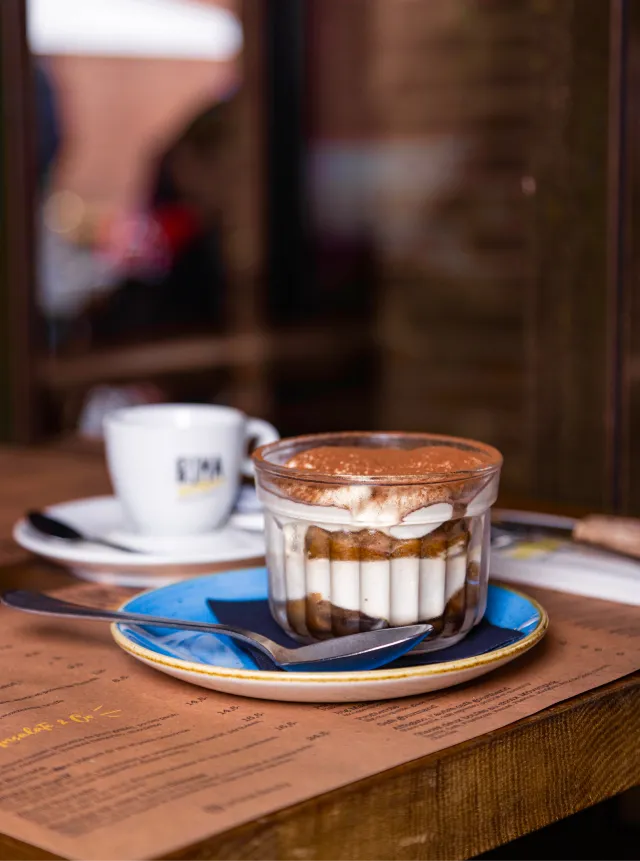 Tiramisu au premier plan, café au 2nd plan