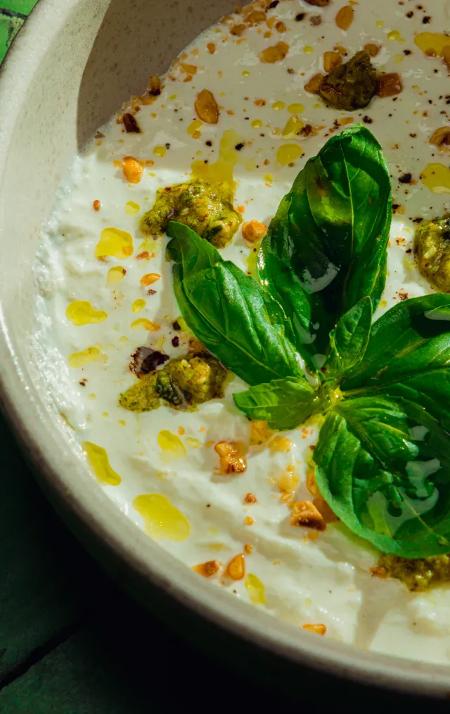 Close-up sur une assiette de stracciatella